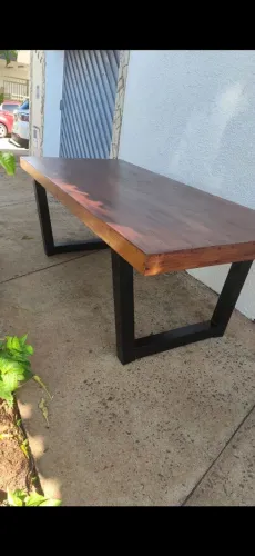 Mesa de madeira com pés de ferro