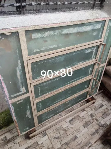 Vendo duas janelas com os vidros 