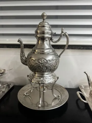 Bule de chá antigo em prata com detalhes ornamentados