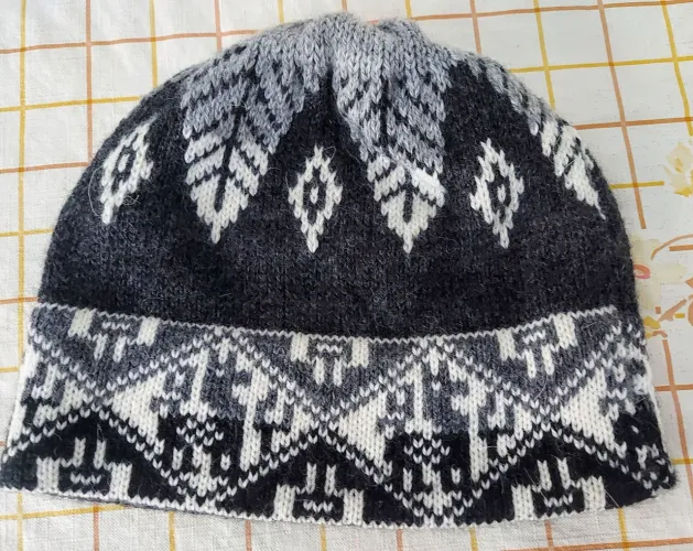 Touca de lã do Peru tricotada com design étnico