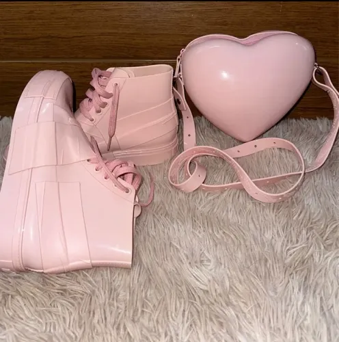 Bolsa de coração Melissa + tênis rosa Melissa