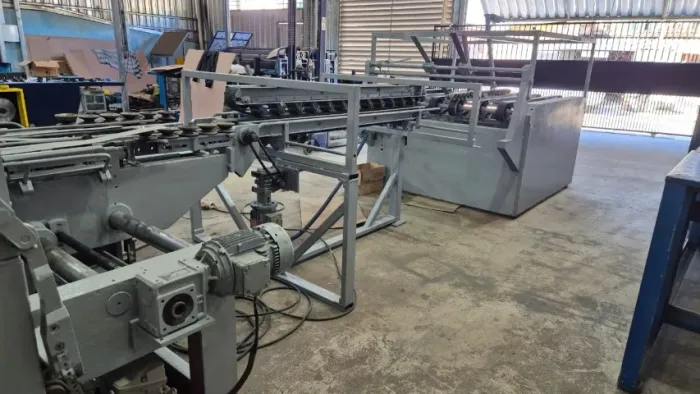 Coladeira/Dobradeira 2200 com empilhador