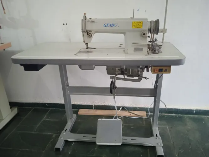 Máquina costura reta industrial 
