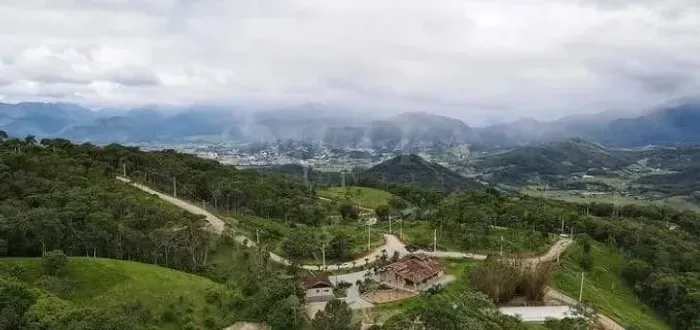 Terreno à venda em condomínio rural com 1.340,39 m² em Varginha, Santo Amaro da Imperatriz
