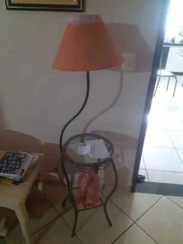 Abajur de mesa com base em ferro