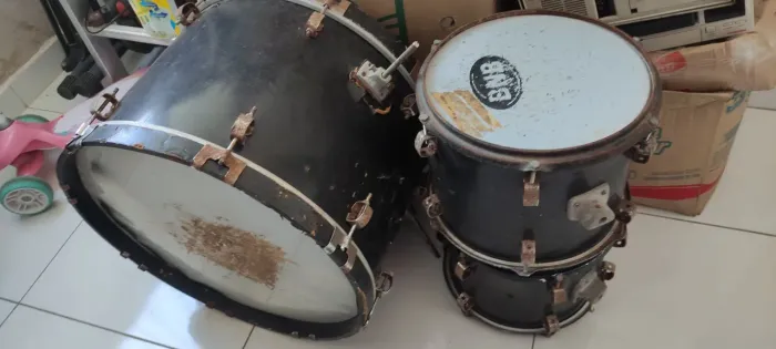 Três peças de bateria acústica. Baratinho...