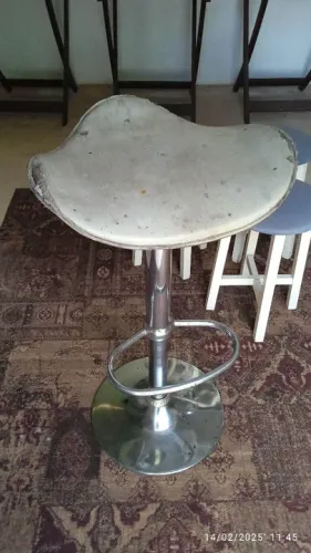 Banqueta de Metal Cromado com Assento Estofado