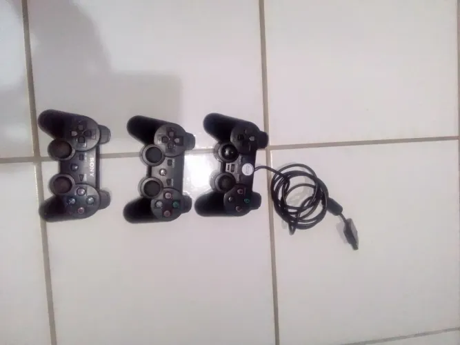 CONTROLES DE VÍDEO GAME COM DEFEITO.