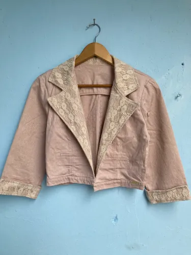 Jaqueta Cropped Rosa com Renda, Tam P