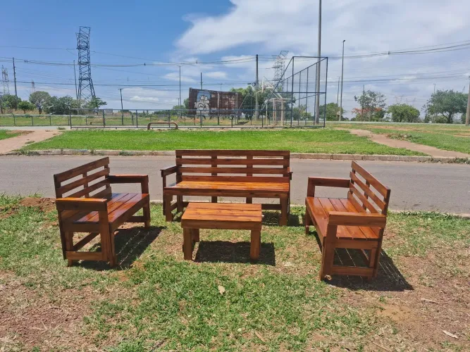 Lindo conjunto de bancos em pallet