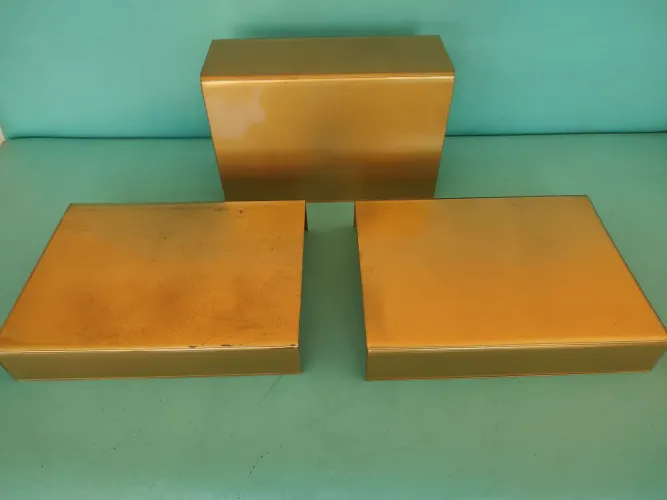 Expositores acrílico dourado