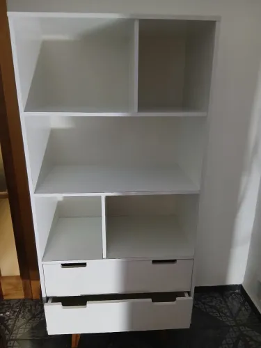 Estante e Armário Branco com Gavetas e mesa de cabeceira