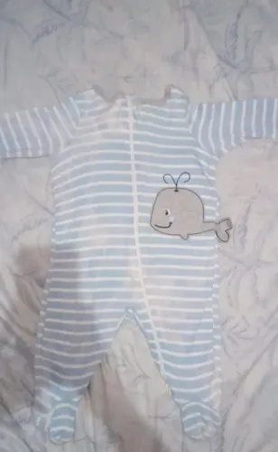 Macacão de bebê com estampa de baleia