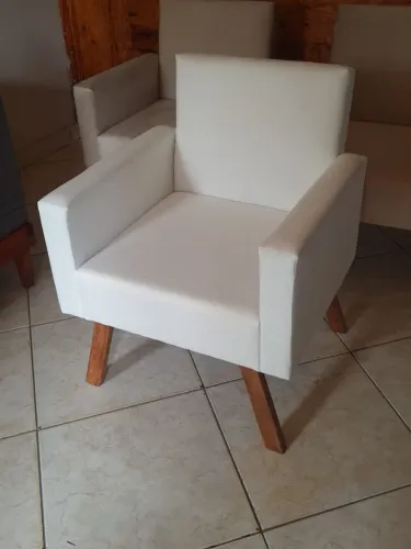 Poltrona muito confortável, ideal para espera, recepção, salão de beleza, etc