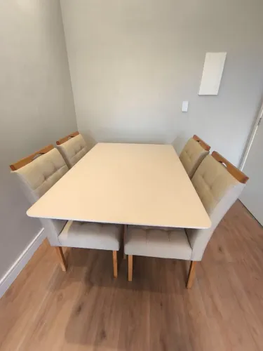 Mesa de Jantar com 4 Cadeiras belíssima