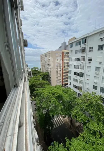 Rainha Elizabeth - Posto 6, uma quadra da praia