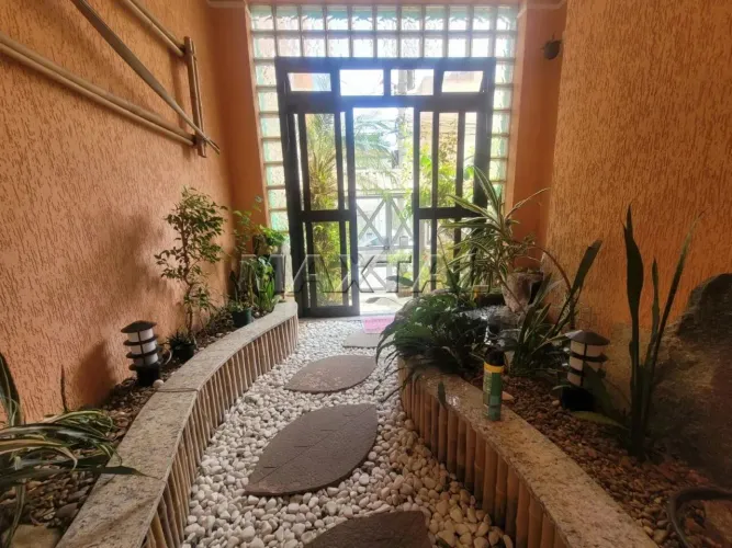 Casa em Vila à venda com 5 dormitórios, sendo 3 suítes, ampla sala e 5 vagas. Em Santana.