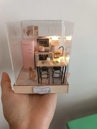 Montagem de quebra cabeça e doll house