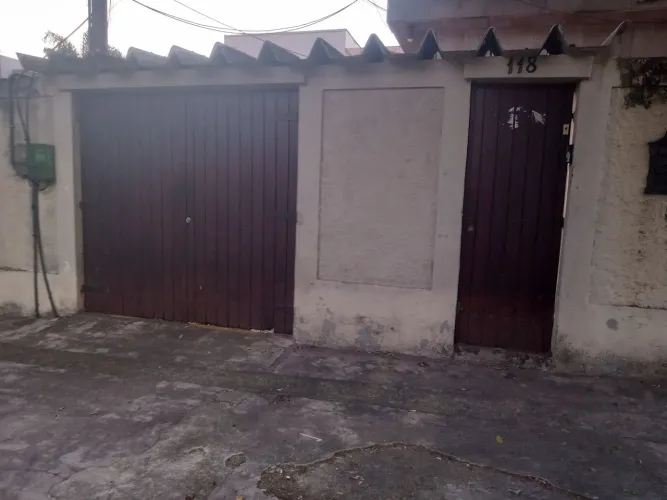 Portão e Porta de Madeira