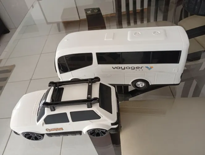 Ônibus mas carro branco 