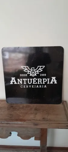 Placa decorativa em metal