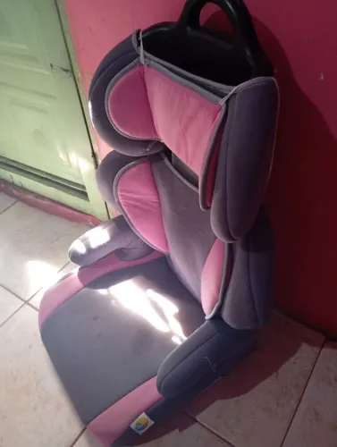 Cadeirinha infantil modelo com cinto adaptado do veículo nela