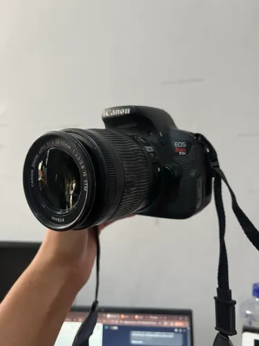 Cânon T5i + lente + flash
