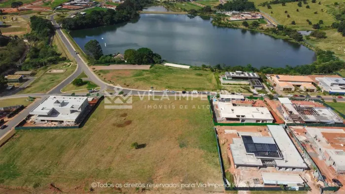 Lote de 2400 metros quadrados de área útil à venda na Fazenda da Grama!