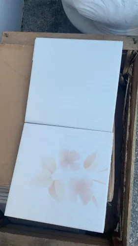 Revestimento Cerâmico - Azulejo Claro - Desenho Flores - modelo antigo - POA/RS