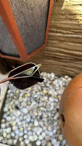 Óculos que combina proteção e elegância.