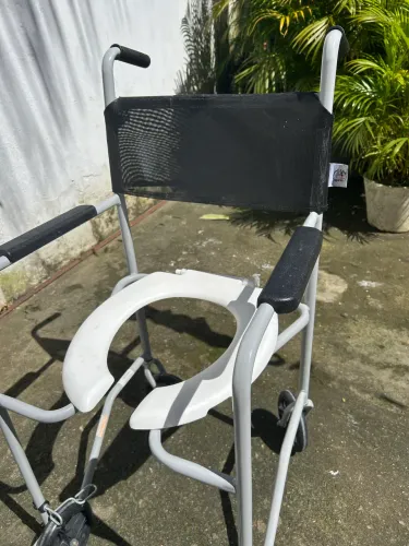Cadeira de banho usada, 2 meses de uso.