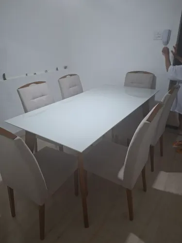 Conjunto de mesa e 6 cadeiras