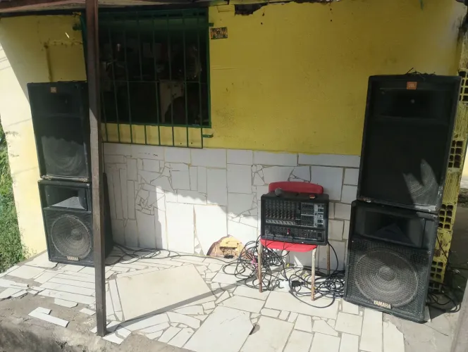 SOM COMPLETO 4 CAIXAS E 1 MESA AMPLIFICADA APENAS 2.799