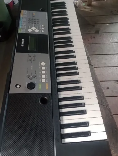 Teclado ? Yamaha - PSR E233