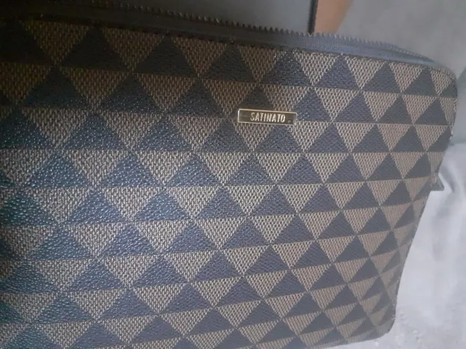 Bolsa satinato novinha, com 3 repartição
