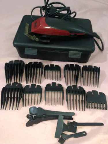 Vendo máquina de cortar cabelo funcionando normalmente acompanha caixa,dez pentes ,grampo