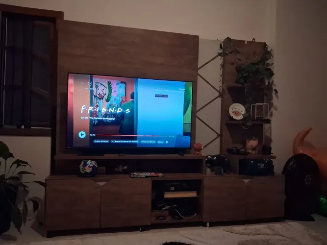 Estante linda e elegante.