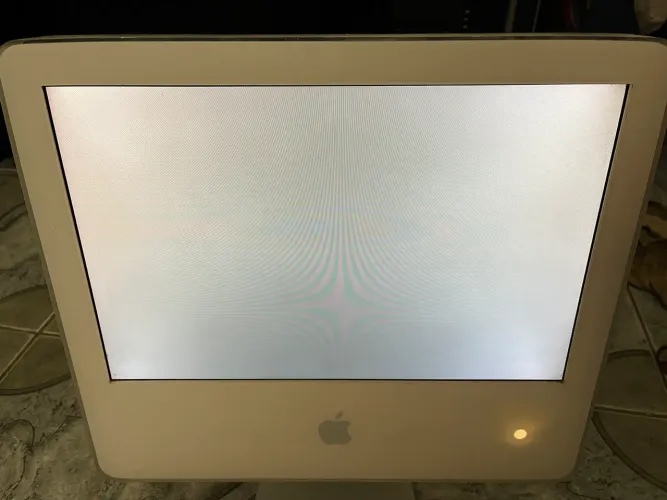 Apple iMac G5 liga a tela mas não sai da tela branca