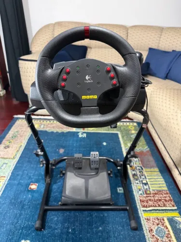 Volante Logitech MOMO Racing + Cockpit / Suporte