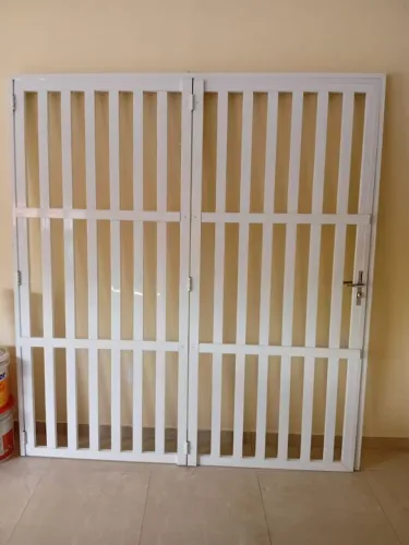 Portão gradeado de alumínio