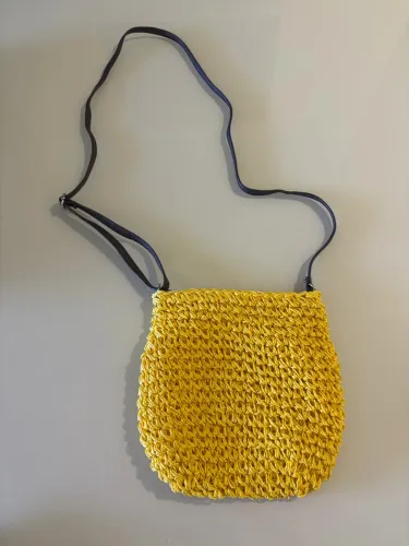 Bolsa de palha amarela com alça marrom 