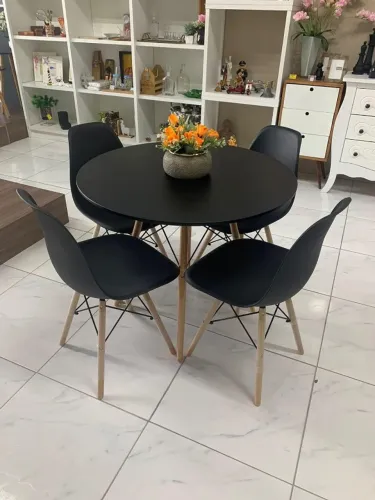 Mesa de jantar Eiffel com 4 cadeiras - Em ótimo estado .