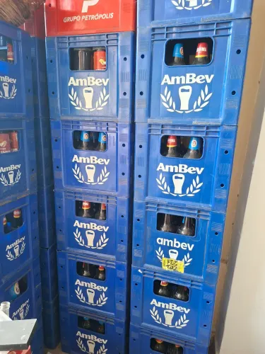 24 caixas de Litrão com casco e 10 de 600. Tudo com casco.