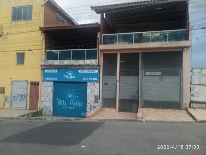 Vendo ou troco sobrado com 2 salões comercial e 3 casas em ótima localização.