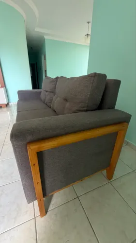 Sofá com base em madeira