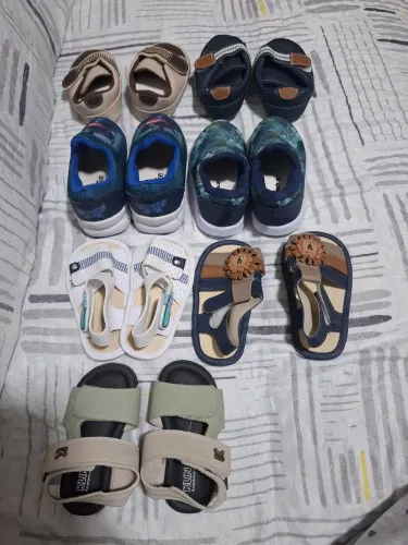 7 pares de calçados de bebê conservados