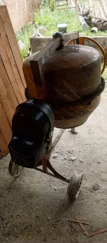Vendo betoneira 150 litros 220 volts.