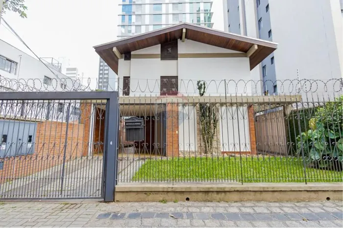 Duas casas Residencial/Comercial para alugar em Curitiba.