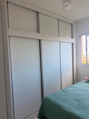 Guarda Roupas , escrivaninha e móveis para livros.