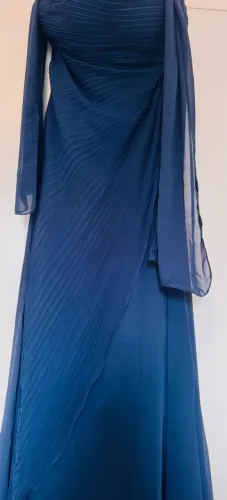 vestido longo azul de chiffon